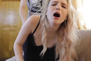 Stacy Starando приспустила трусики и балдеет, пока её ебут раком